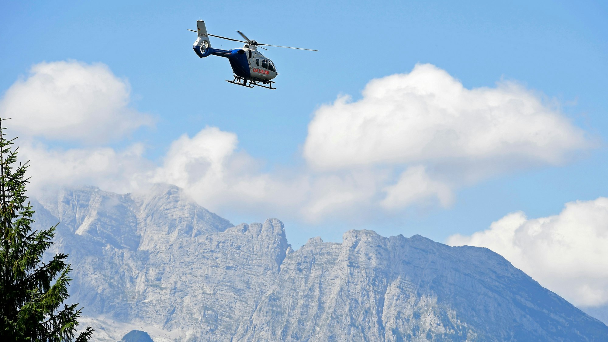 Ein Hubschrauber der Polizei fliegt über die Berge (Symbolbild).
