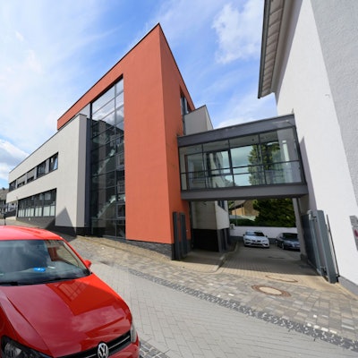 Vor dem Amtsgericht in Waldbröl musste sich jetzt ein junger Mann aus Nümbrecht für die Sprengung eines Zigarettenautomaten verantworten. Er geht für ein Wochenende in Arrest. Unser Foto zeigt das Gebäude des Waldbröler Gerichts.