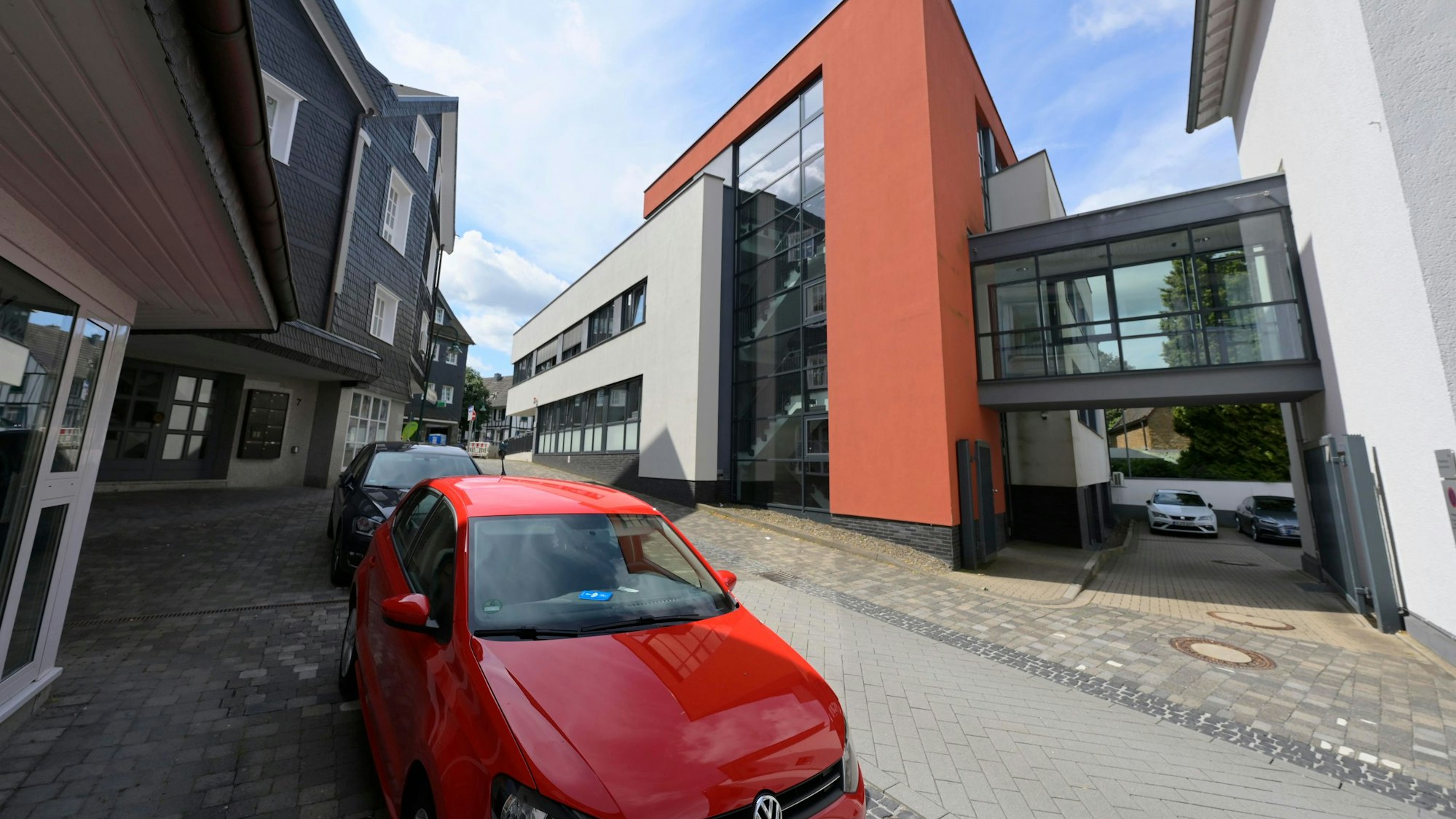 Das Bild zeigt eine Außenansicht des Waldbröler Amtsgerichts.