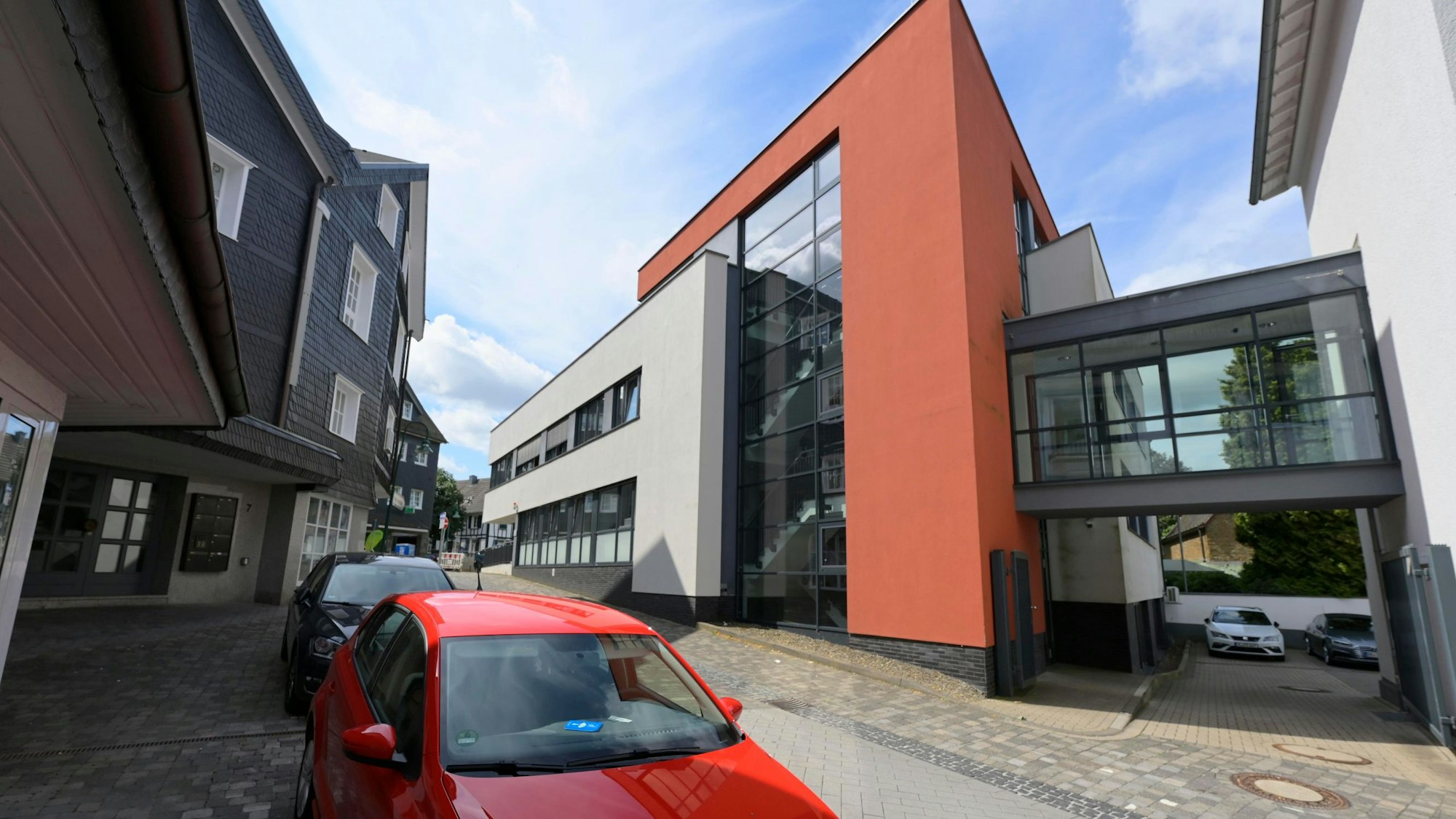 Vor dem Amtsgericht in Waldbröl musste sich jetzt ein junger Mann aus Nümbrecht für die Sprengung eines Zigarettenautomaten verantworten. Er geht für ein Wochenende in Arrest. Unser Foto zeigt das Gebäude des Waldbröler Gerichts.