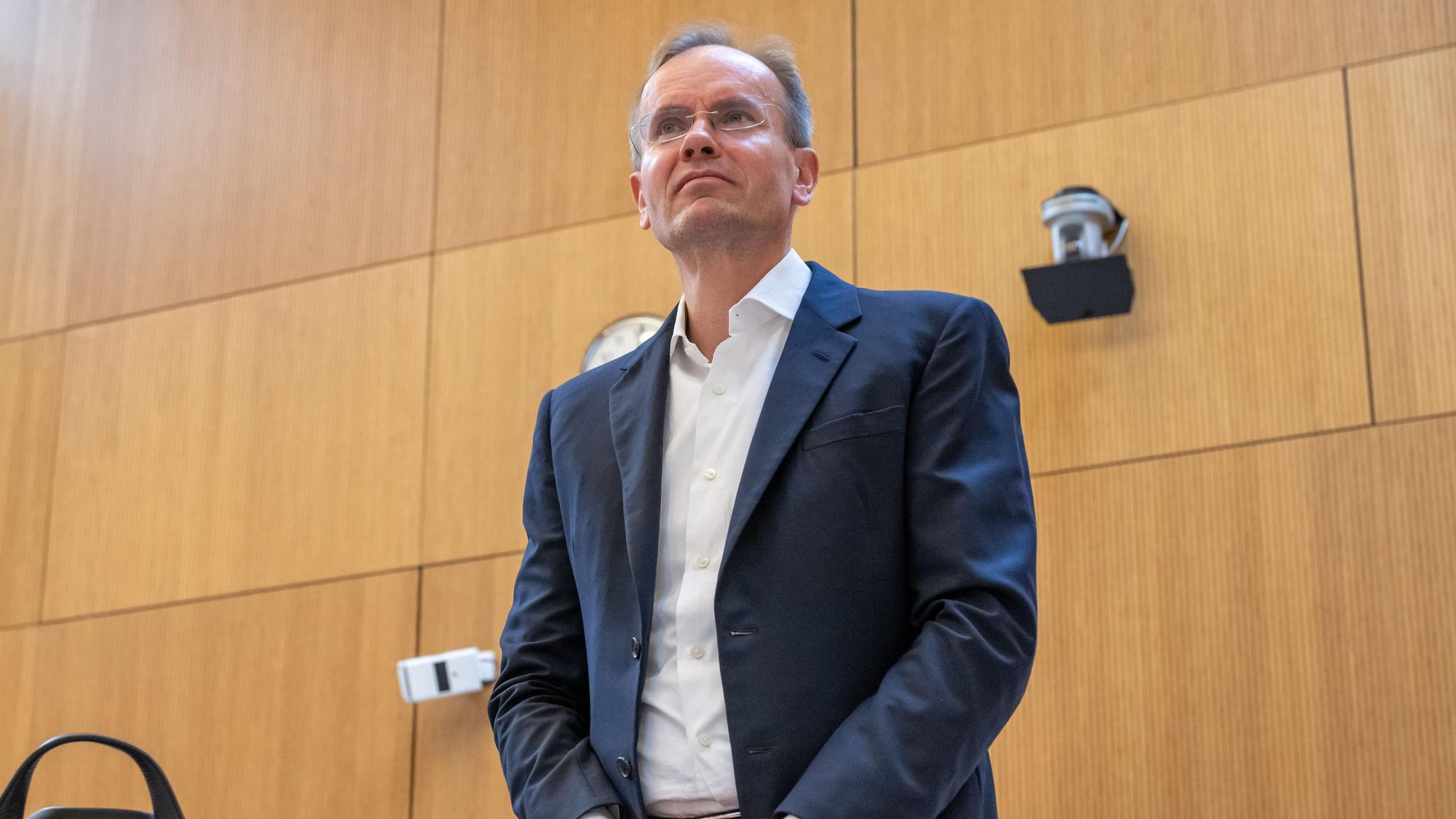 Der früheren Wirecard-Vorstandschef Markus Braun steht im Gerichtssaal an seinem Platz.
