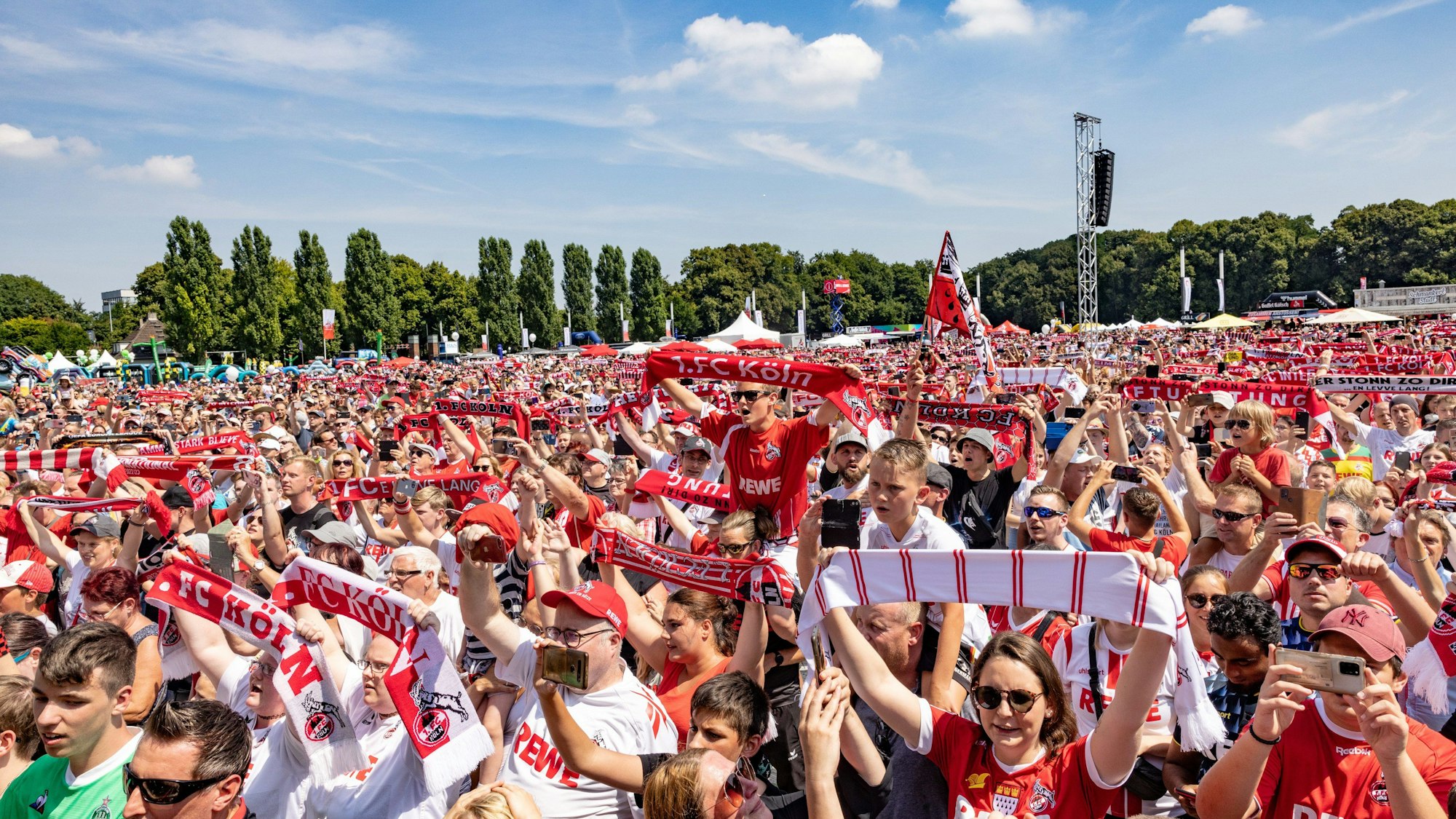 Die Saison läuft schon, gefeiert wird trotzdem. Am Samstag, 7. Septe,ber, lädt der 1. FC Köln am Rheinenergie-Stadion zum Familientag. Viele kölsche Bands werden spielen.