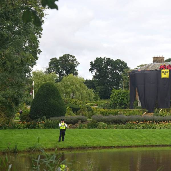 Greenpeace-Aktivisten am Haus des britischen Premierministers Rishi Sunak in Richmond.