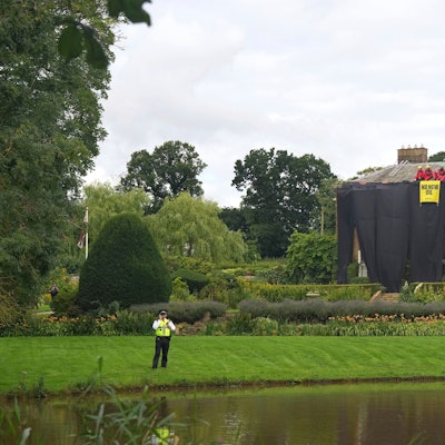 Greenpeace-Aktivisten am Haus des britischen Premierministers Rishi Sunak in Richmond.