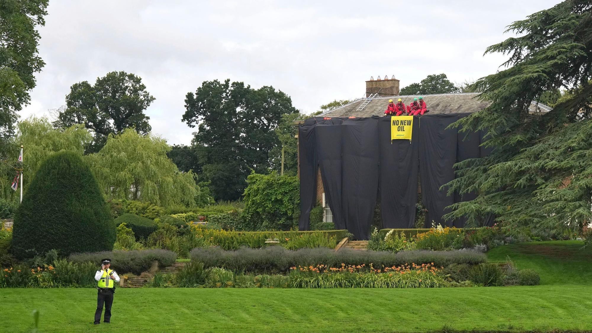 Greenpeace-Aktivisten am Haus des britischen Premierministers Rishi Sunak in Richmond.