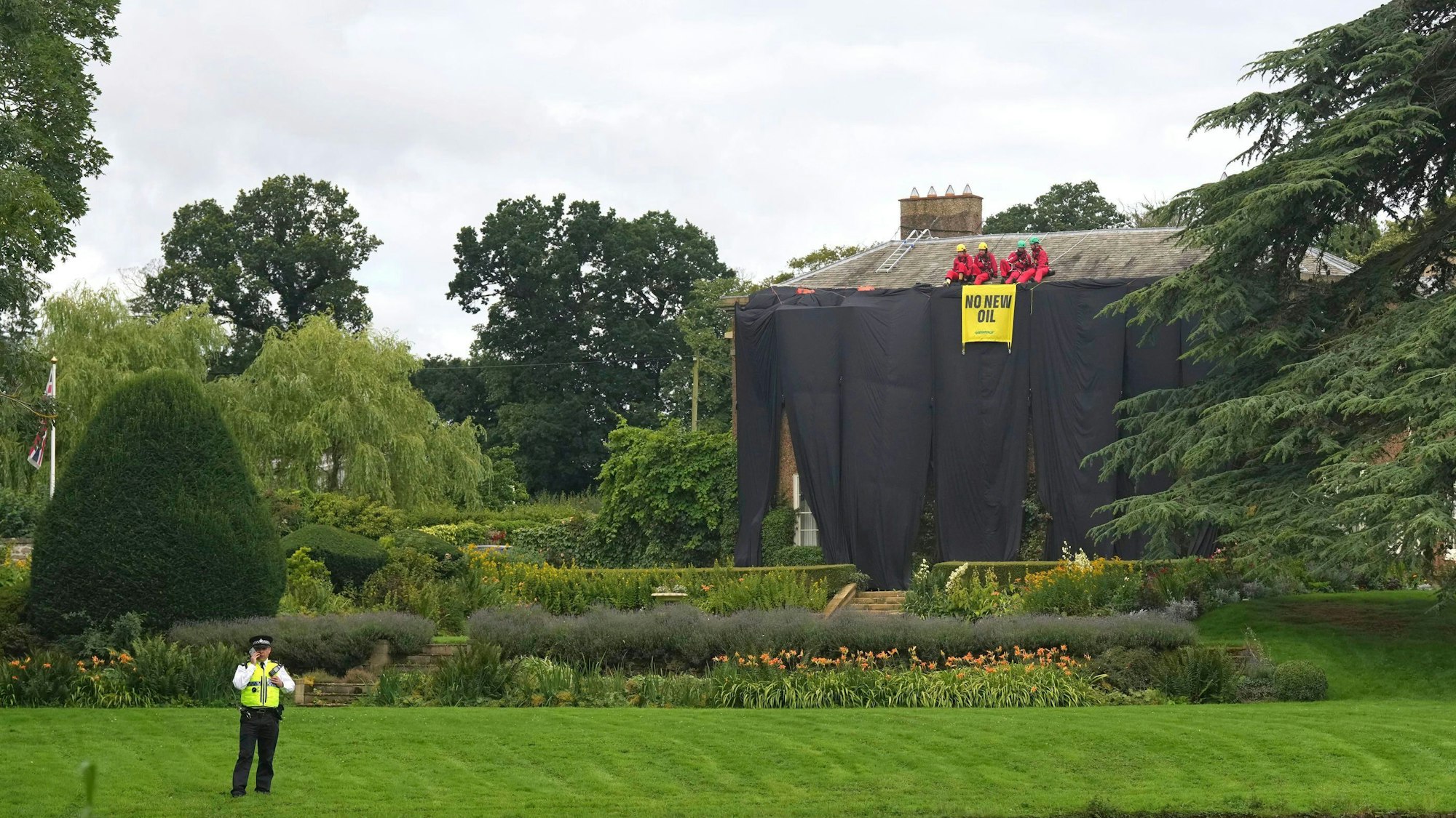 Greenpeace-Aktivisten am Haus des britischen Premierministers Rishi Sunak in Richmond.