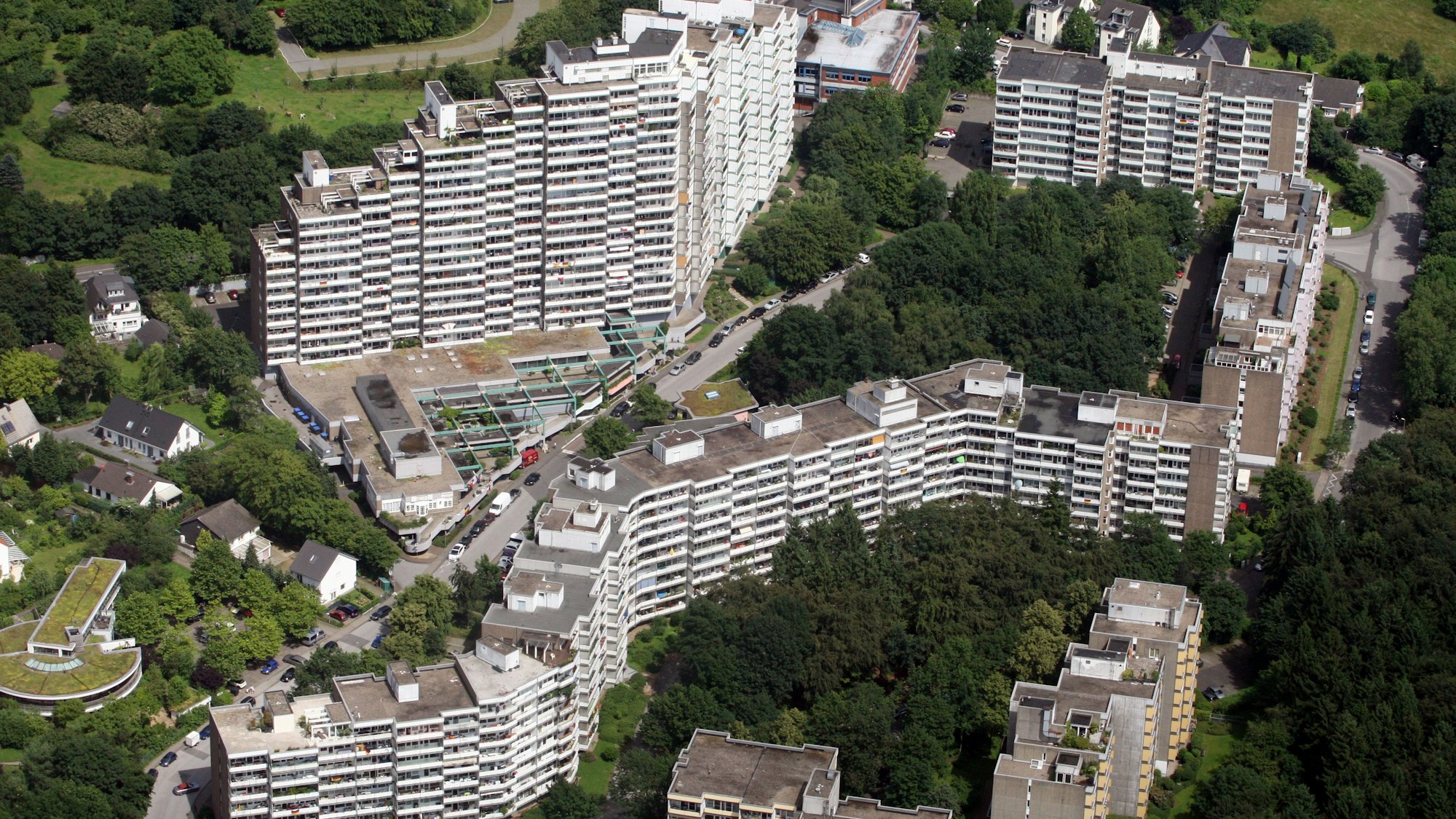 Ein Luftbild zeigt die Hochhausblöcke.