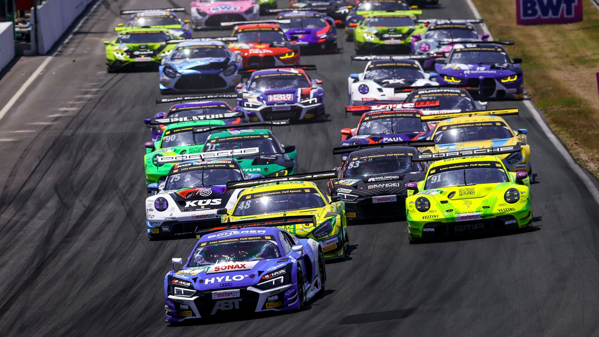 Rennwägen in verschiedenen Farben befahren eine Rennstrecke.