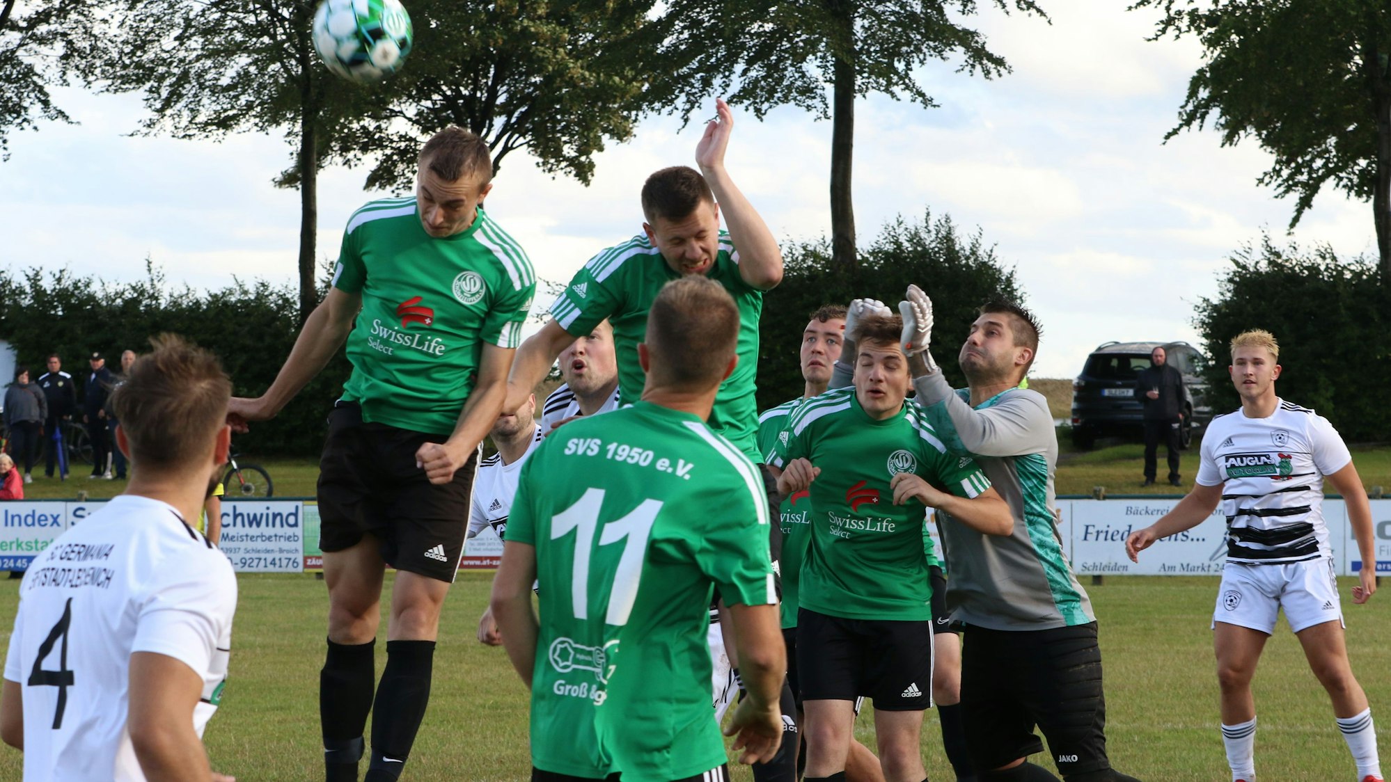 Nach einem Eckball klärt ein Schöneseiffener Verteidiger mit dem Kopf.