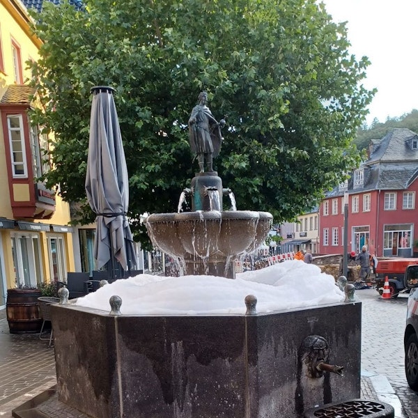 Eine Schaumkrone ragt aus dem Zwentibold-Brunnen in Bad Münstereifel.