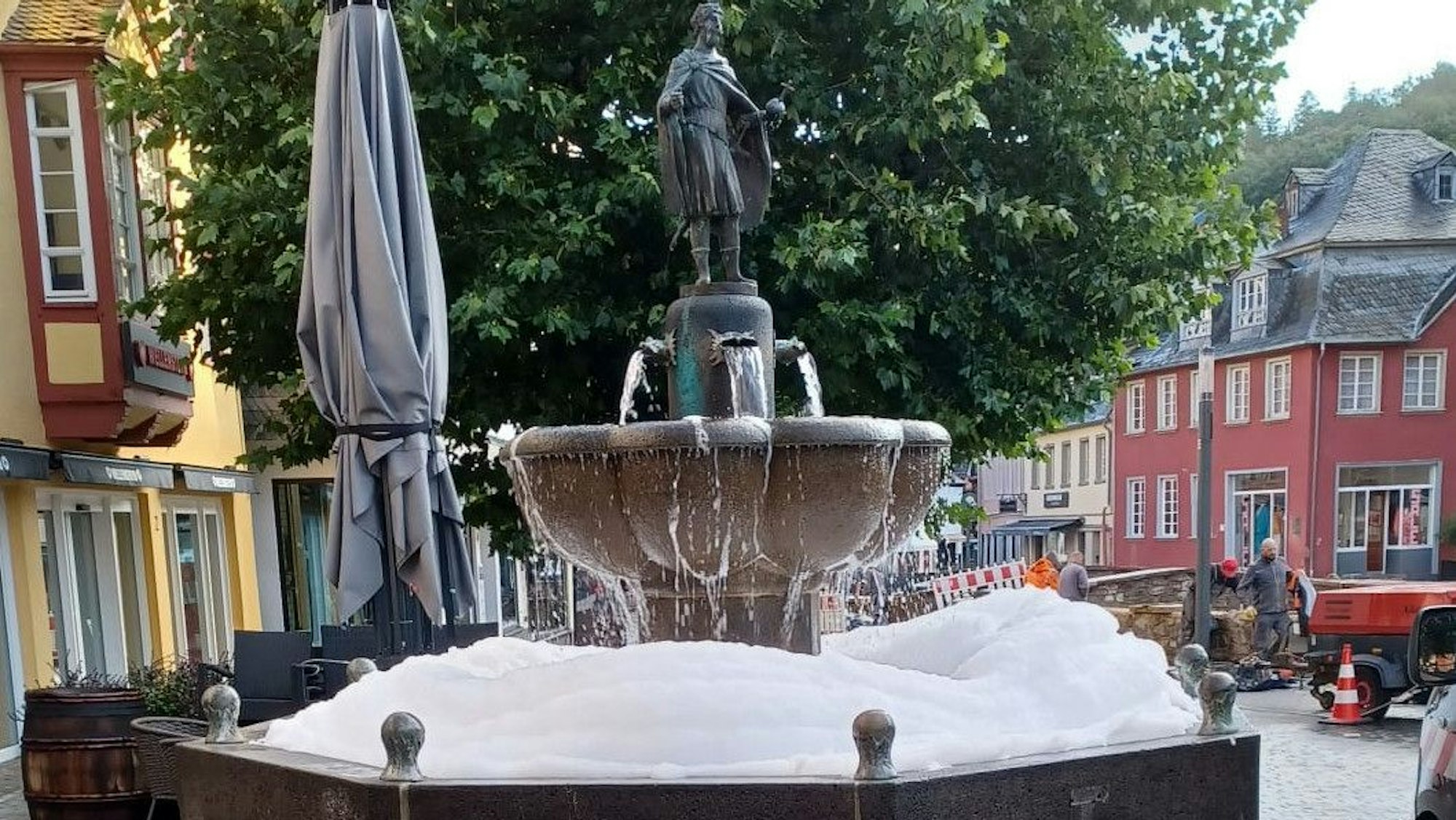 Eine Schaumkrone ragt aus dem Zwentibold-Brunnen in Bad Münstereifel.