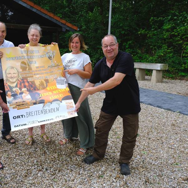 Die Vorstandsmitglieder des Bürgervereins Breitenbenden präsentieren ein Plakat, das für das Konzert mit Musiker Remo wirbt.