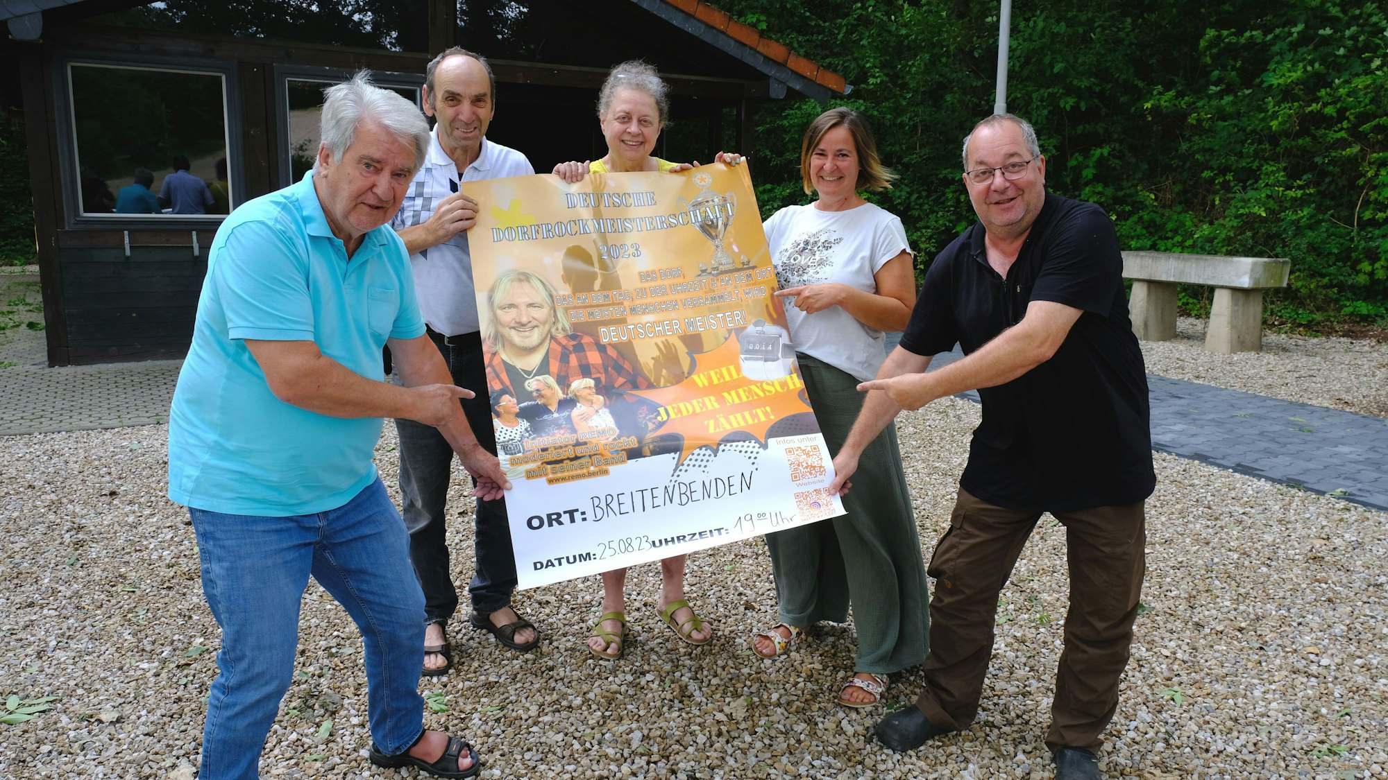 Die Vorstandsmitglieder des Bürgervereins Breitenbenden präsentieren ein Plakat, das für das Konzert mit Musiker Remo wirbt.