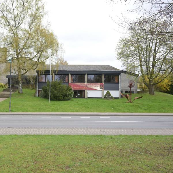 Anstelle von Christuskirche, evangelischem Gemeindezentrum und Pfarrhaus sollen auf dem Kirchengrundstück in Rösrath-Forsbach zwei neue Gebäude entstehen.