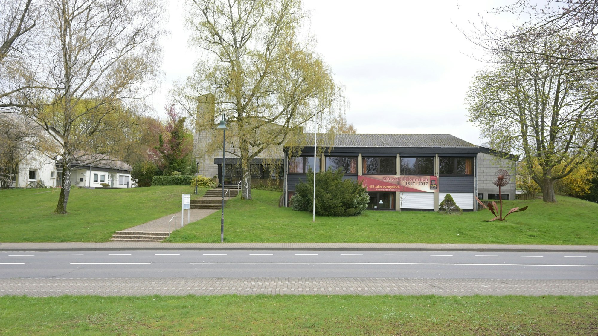 Anstelle von Christuskirche, evangelischem Gemeindezentrum und Pfarrhaus sollen auf dem Kirchengrundstück in Rösrath-Forsbach zwei neue Gebäude entstehen.