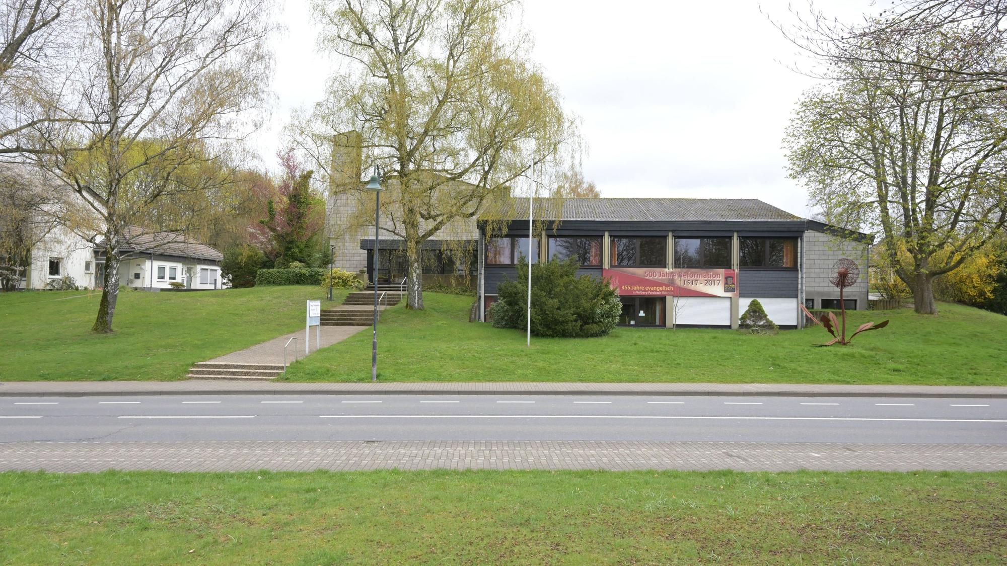 Die Christuskirche und das benachbarte Gemeindezentrum gehören zum Ortsbild in Forsbach. Die Evangelische Gemeinde will die Immobilie aufgeben.