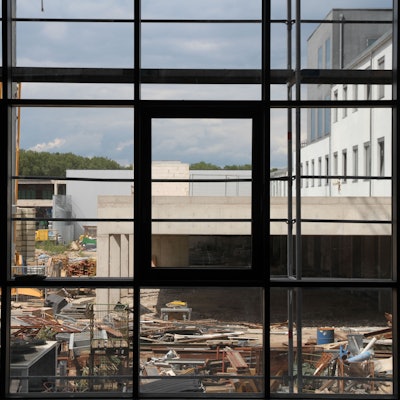 Durch ein großes Fenster sieht man den Innenhof des Turmcenters in Siegburg