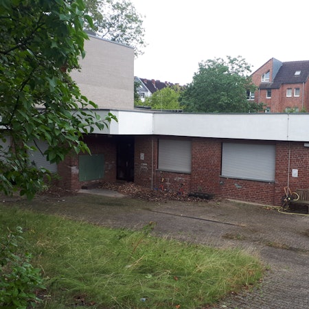 Das alte Kitagebäude mit Backstein