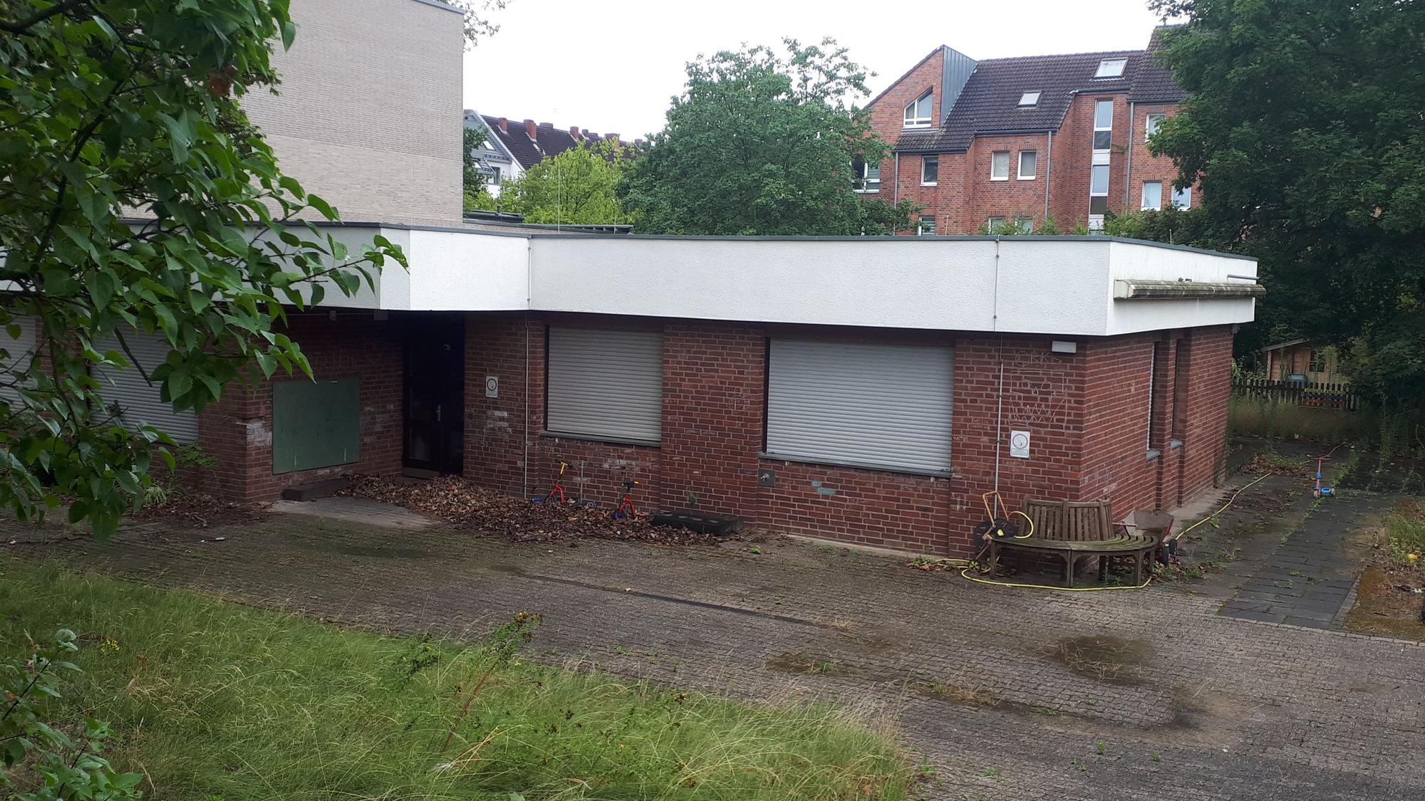 Das alte Kitagebäude mit Backstein