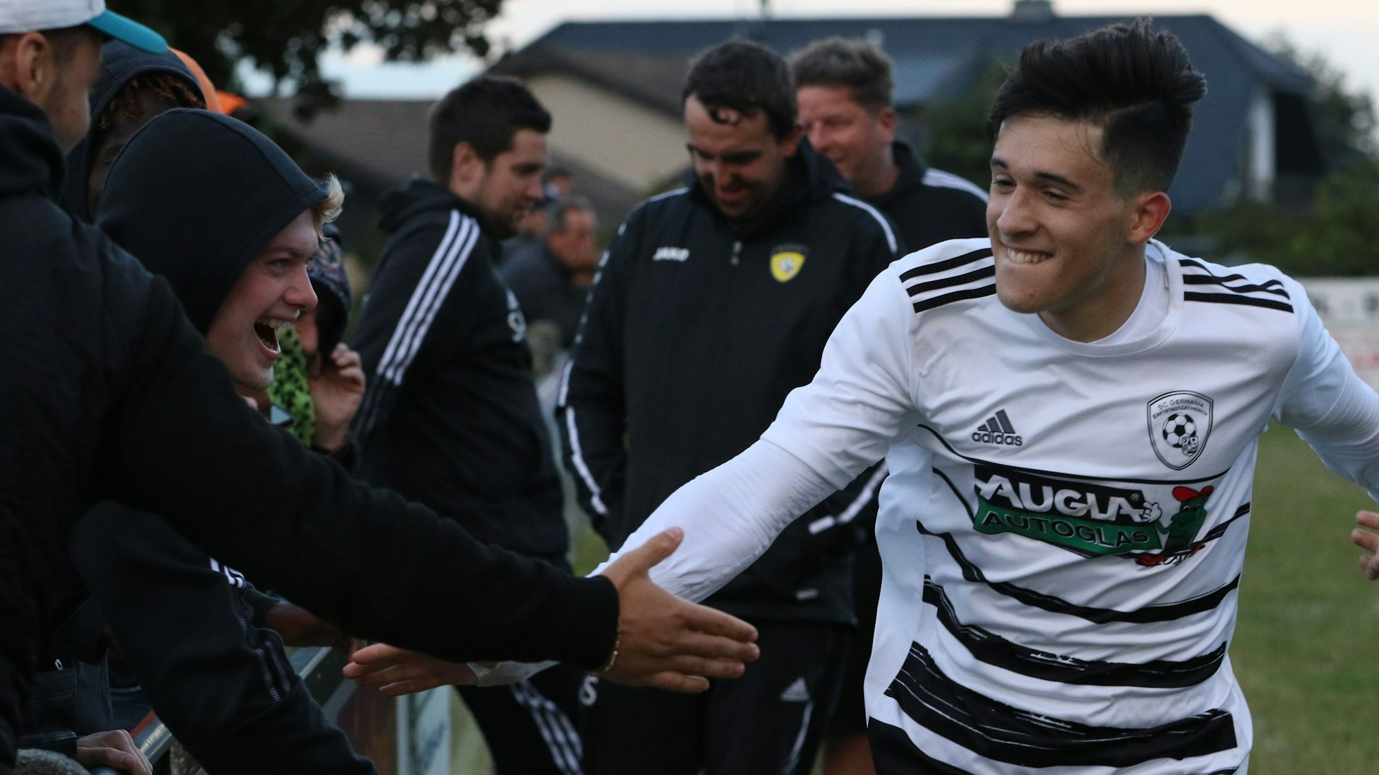 Erftstadt Pedro Brigagao klatscht nach seinem Tor mit der Auswechselbank ab.