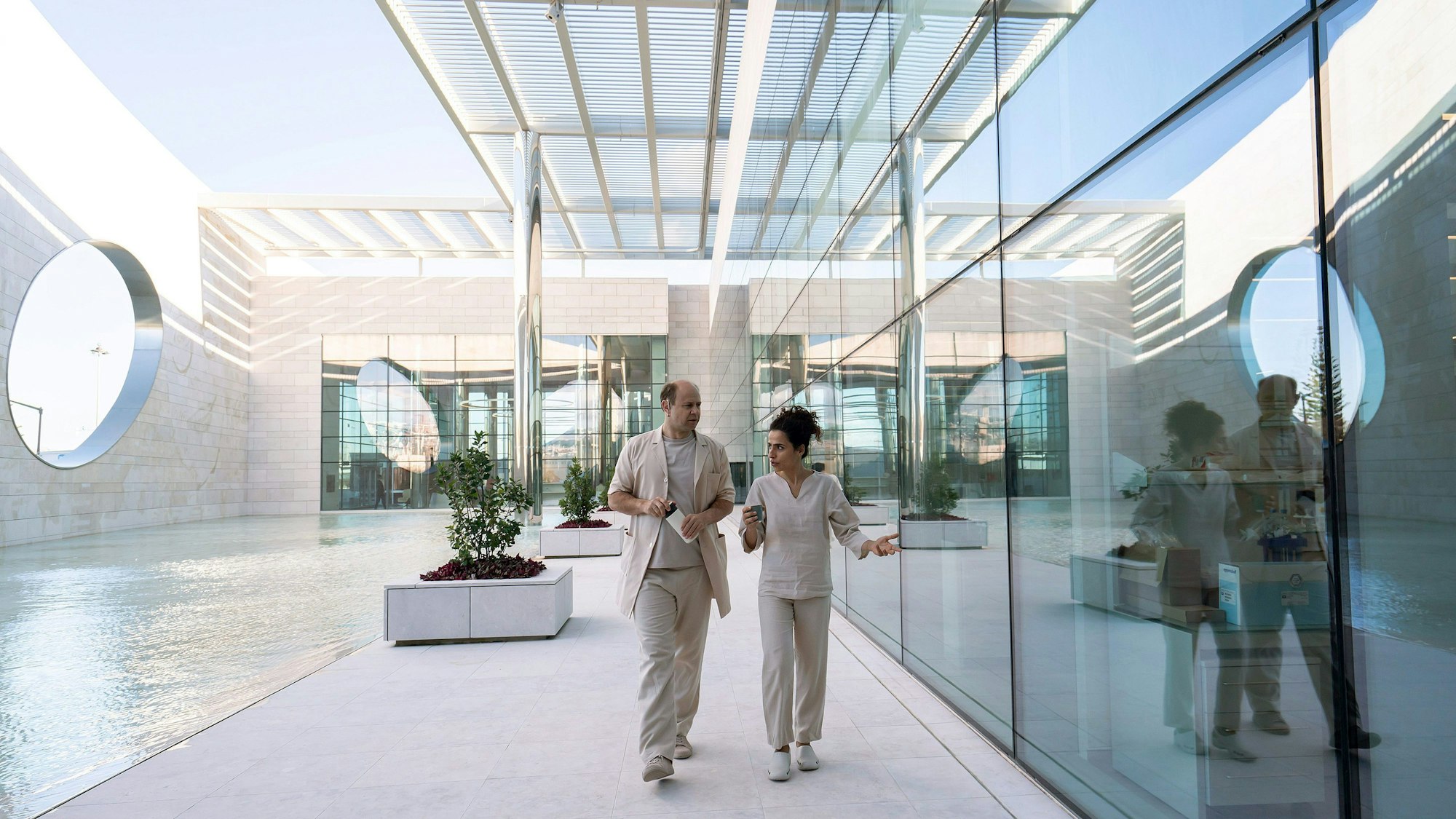 Moritz Führmann und Sesede Terziyan in einer Szene der vierten Staffel der Near-Future-Serie Charite