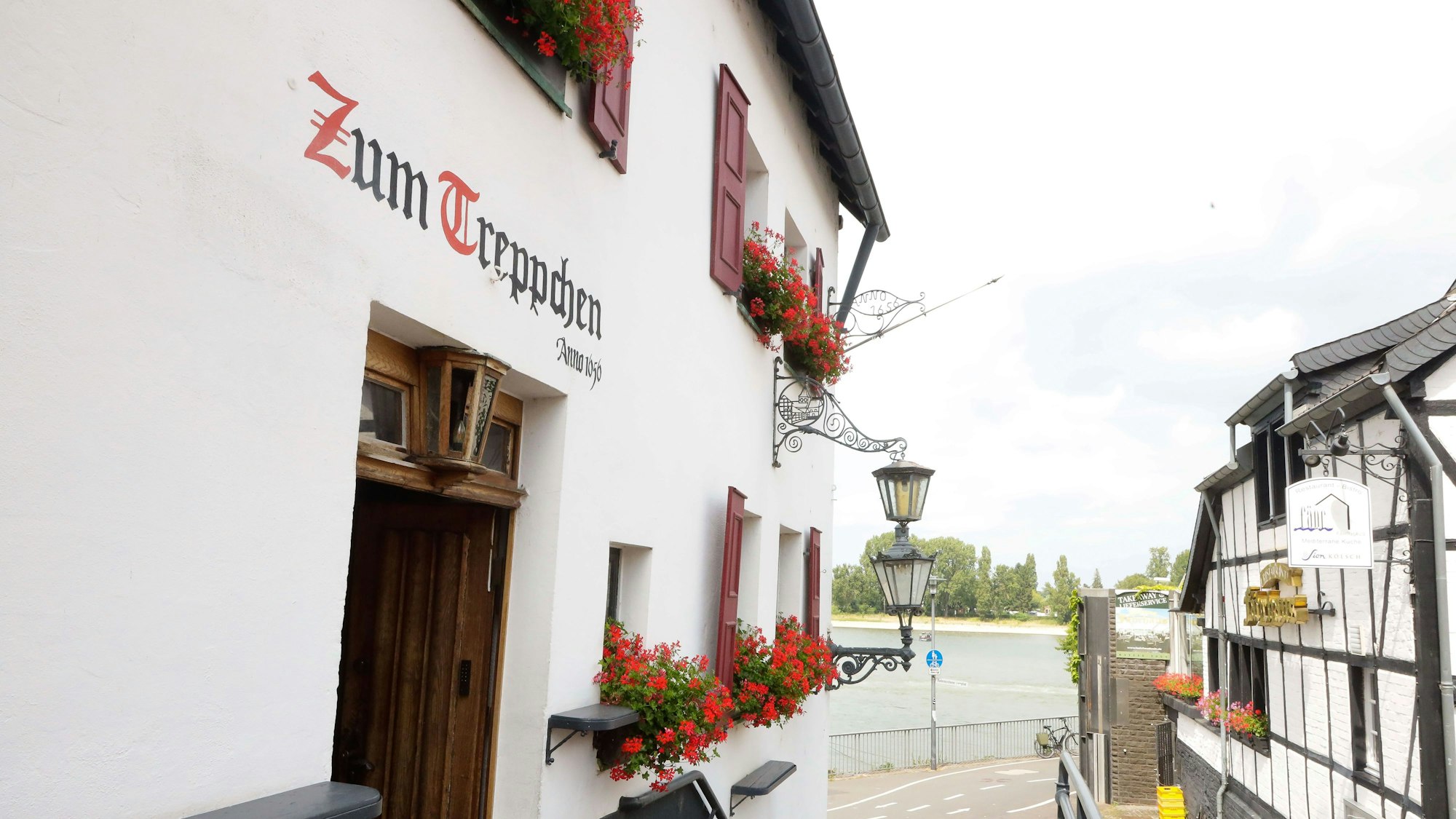 Blick am Gasthaus „Zum Treppchen“ vorbei auf den Rhein in Rodenkirchen.