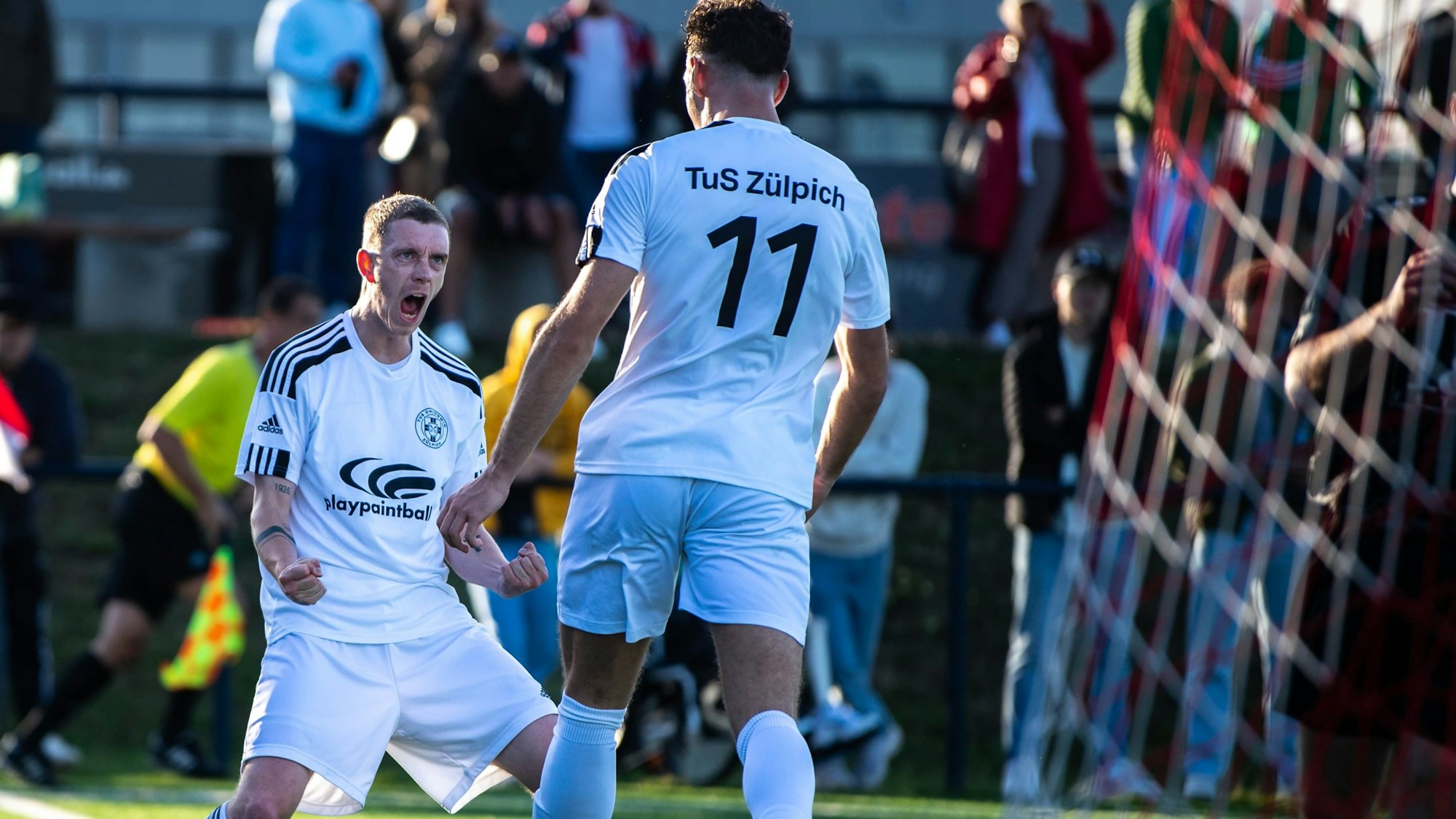 Zülpichs Fußballer Dominik Spies jubelt mit Torschütze Luca Ohrem.