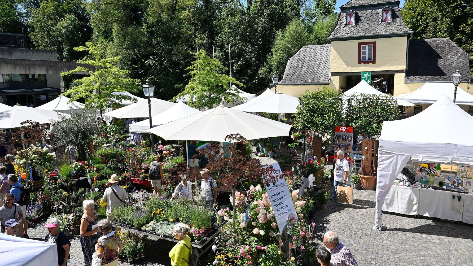 Rosen in vielen Formen, aber auch Kunsthandwerk sind bei der "Schlosspartie" an rund 100 Ständen auf dem Gelände von Schloss Eulenbroich zu finden.