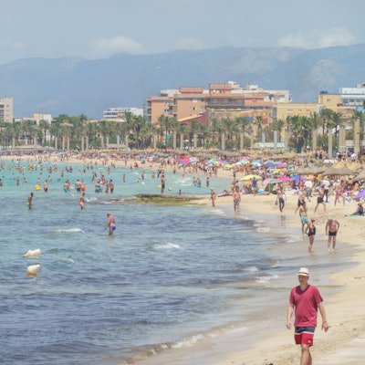 Die Playa de Palma und Bucht von Palma. Hier wurde in einer Wohnung ein Deutscher tot aufgefunden.