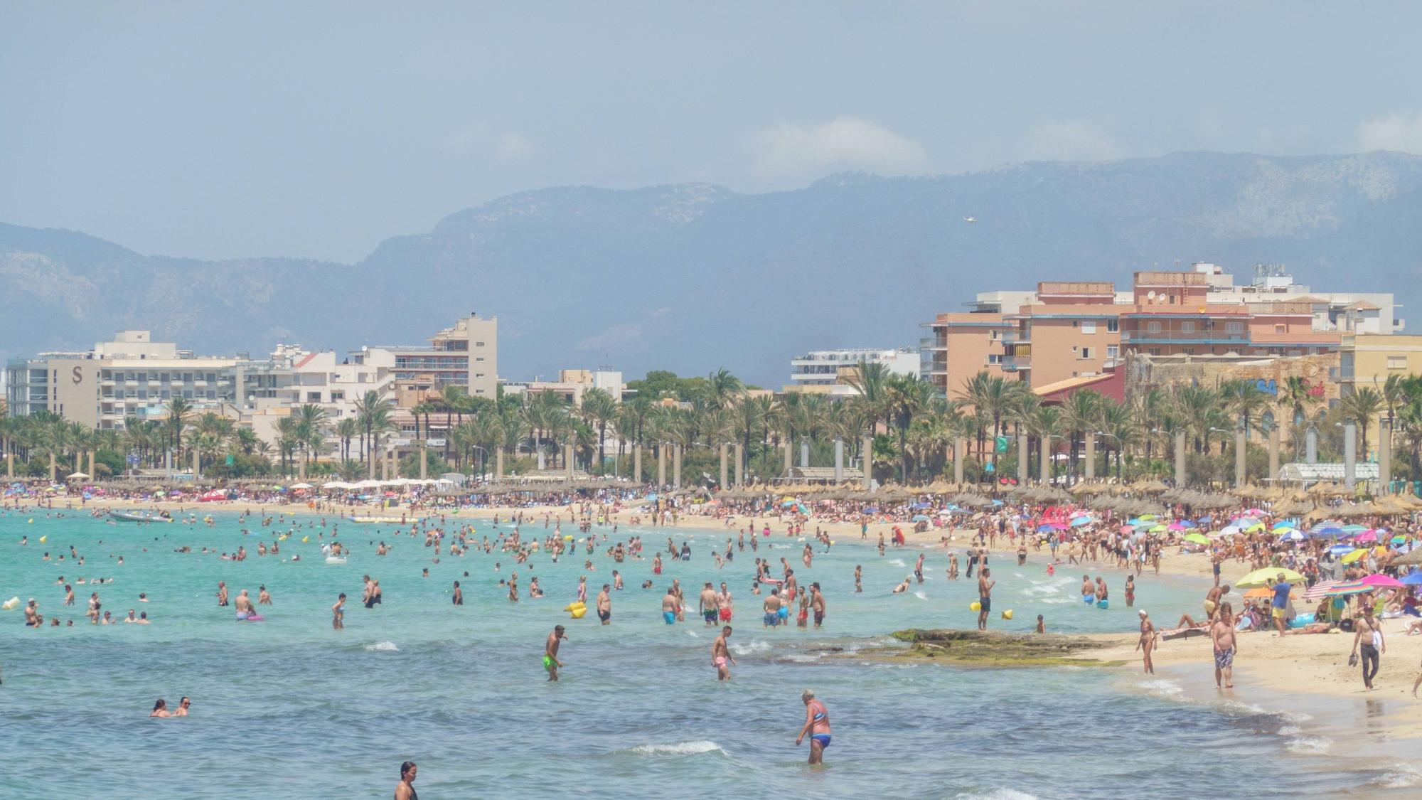 Urlauber an der Playa de Palma auf Mallorca