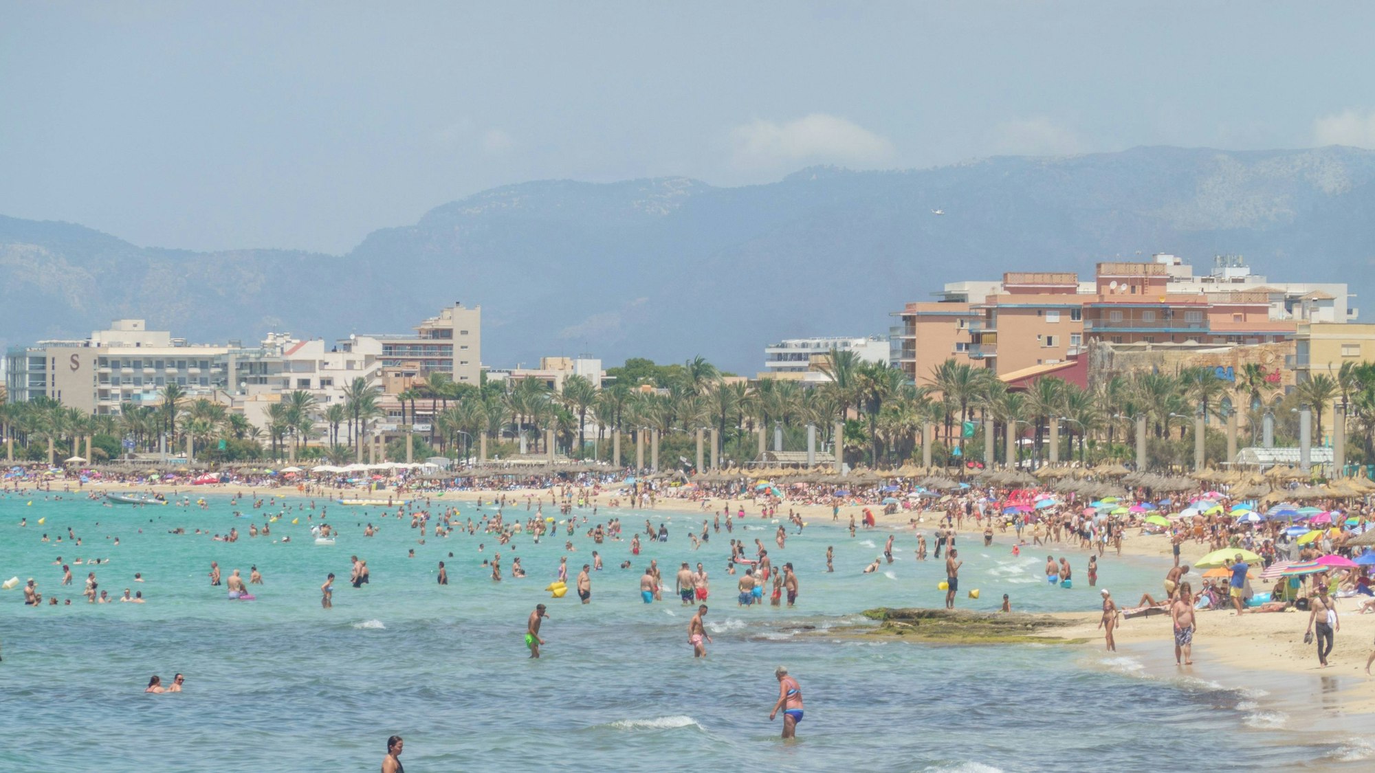 Urlauber an der Playa de Palma auf Mallorca