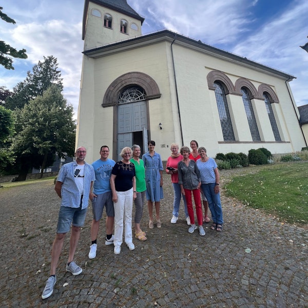 Das Organisationsteam vor der Kirche St. Laurentius.