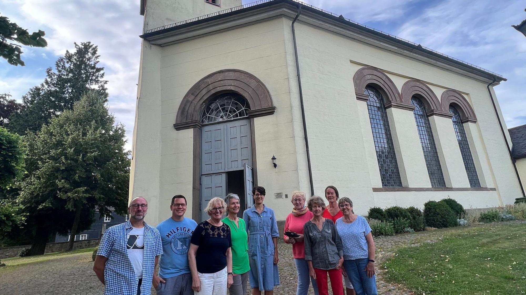 Das Organisationsteam vor der Kirche St. Laurentius.