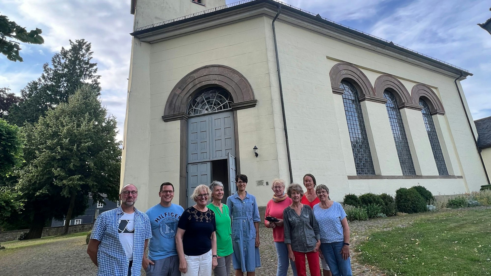 Das Organisationsteam vor der Kirche St. Laurentius.