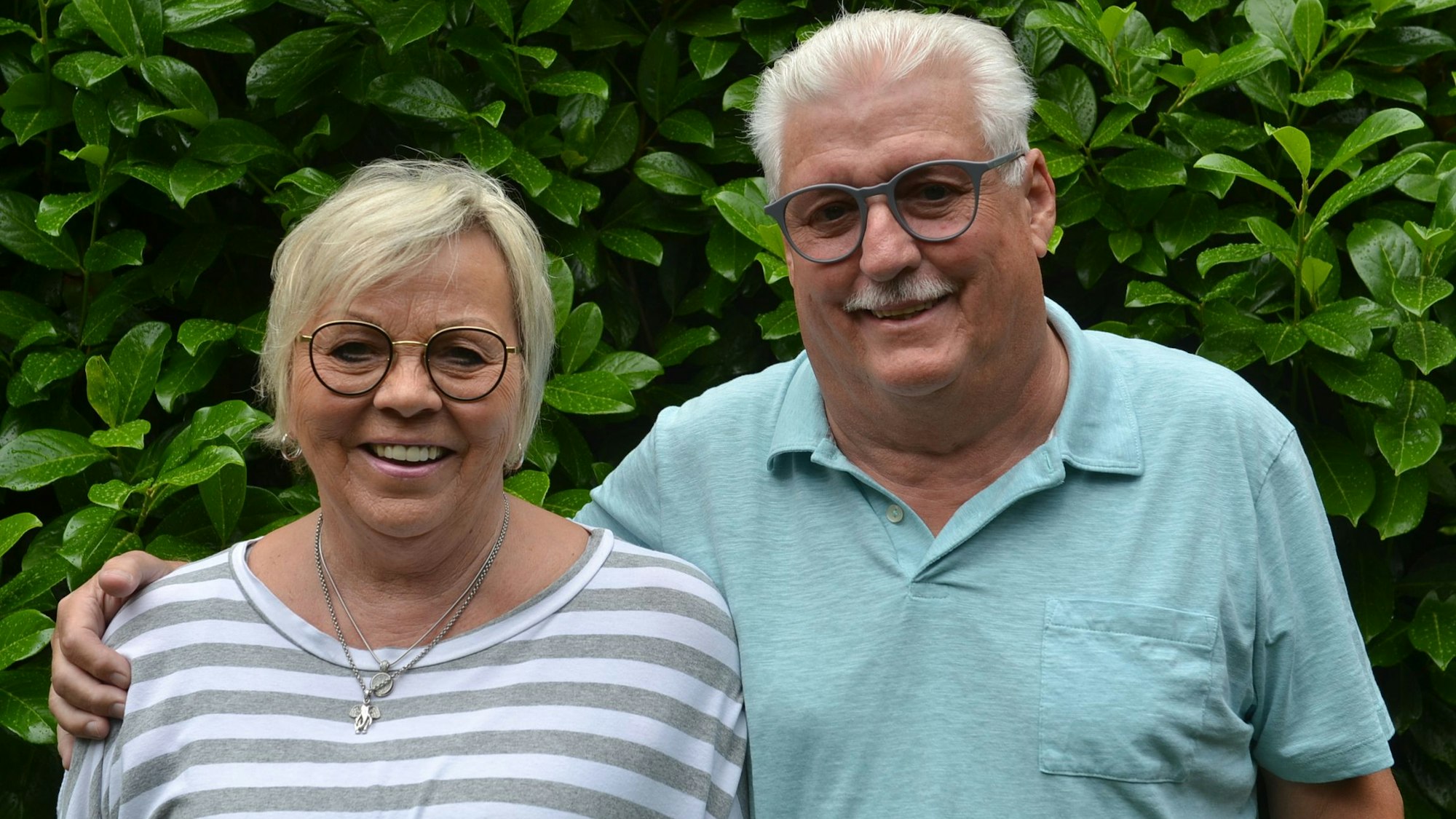 Rudolf und Hildegard Keul stehen vor einer Hecke. Er legt den Arm um seine Frau.