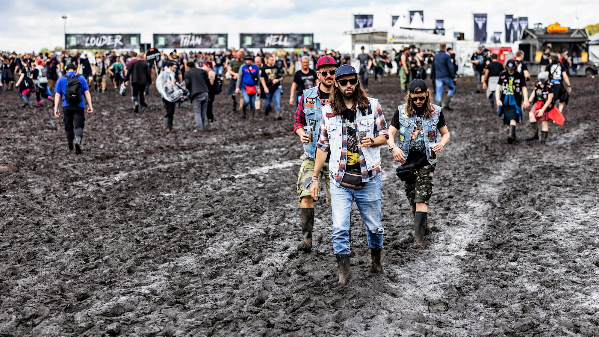 FAns bahnen sich den Weg durch den Matsch in Wacken.