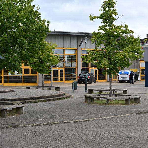 Das Schulgebäude und der Schulhof der Willy-Brandt-Gesamtschule.