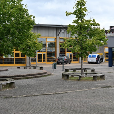 Das Schulgebäude und der Schulhof der Willy-Brandt-Gesamtschule.