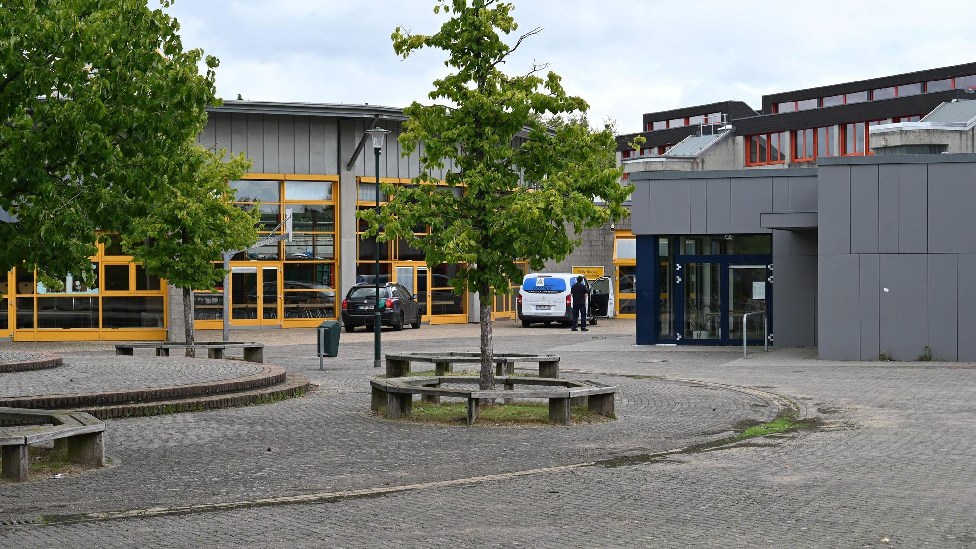 Das Schulgebäude und der Schulhof der Willy-Brandt-Gesamtschule.