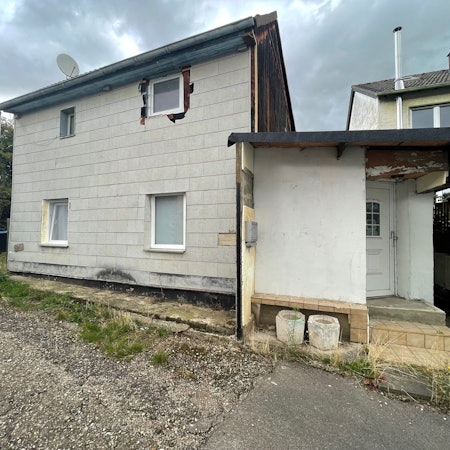 Das Bild zeigt das desolate Haus in Großbüllesheim, das umgebaut werden soll.