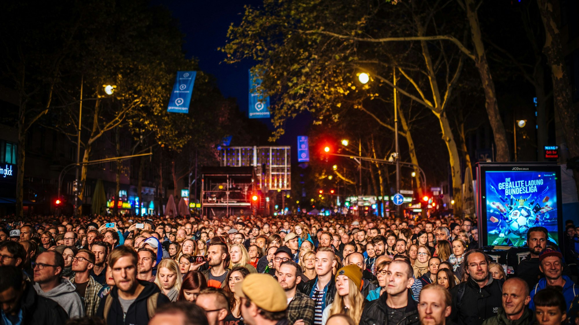 Menschen stehen beim Konzert auf dem Hohenzollernring.