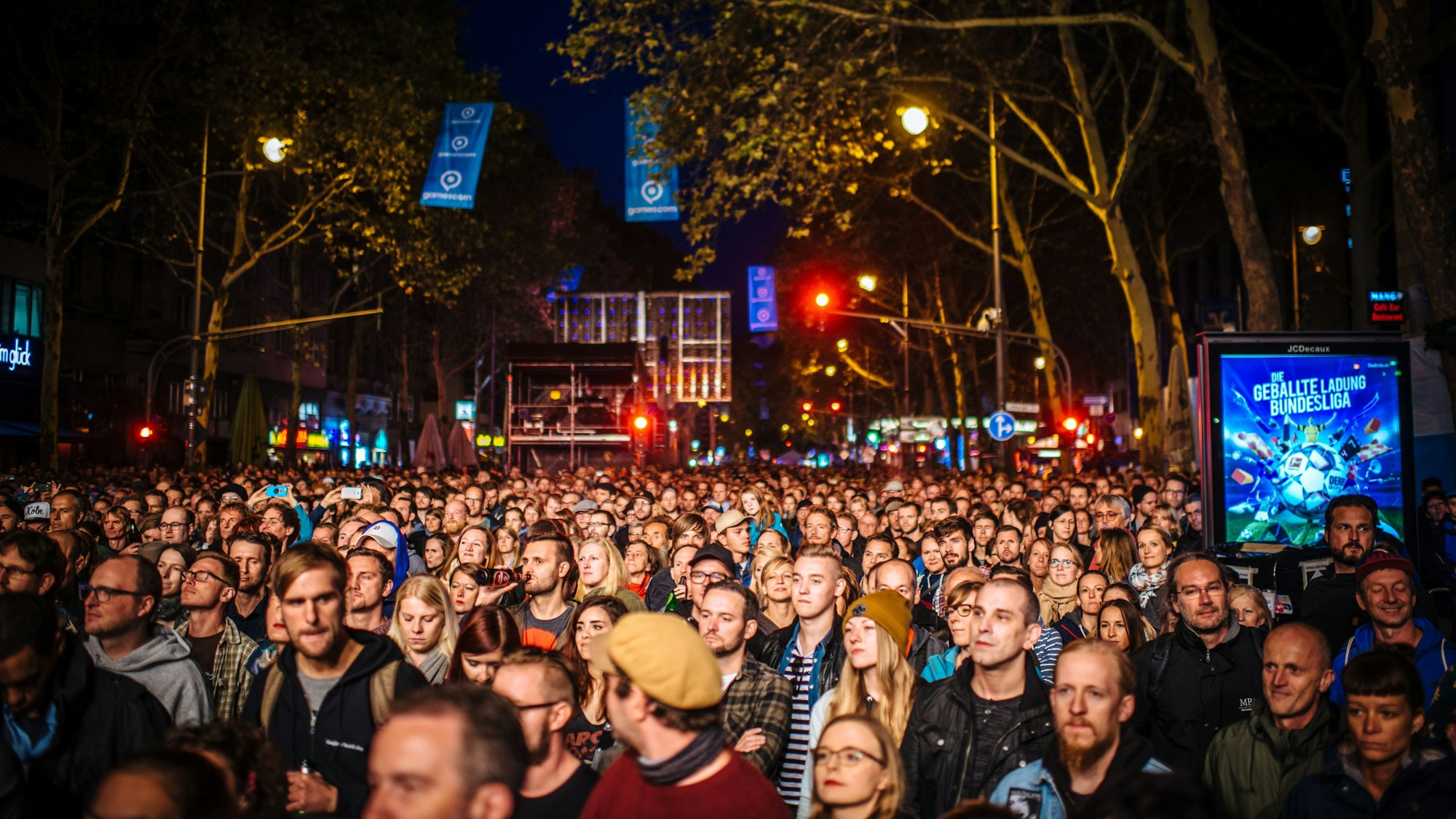 Eine Menschenmenge vor einer Bühne