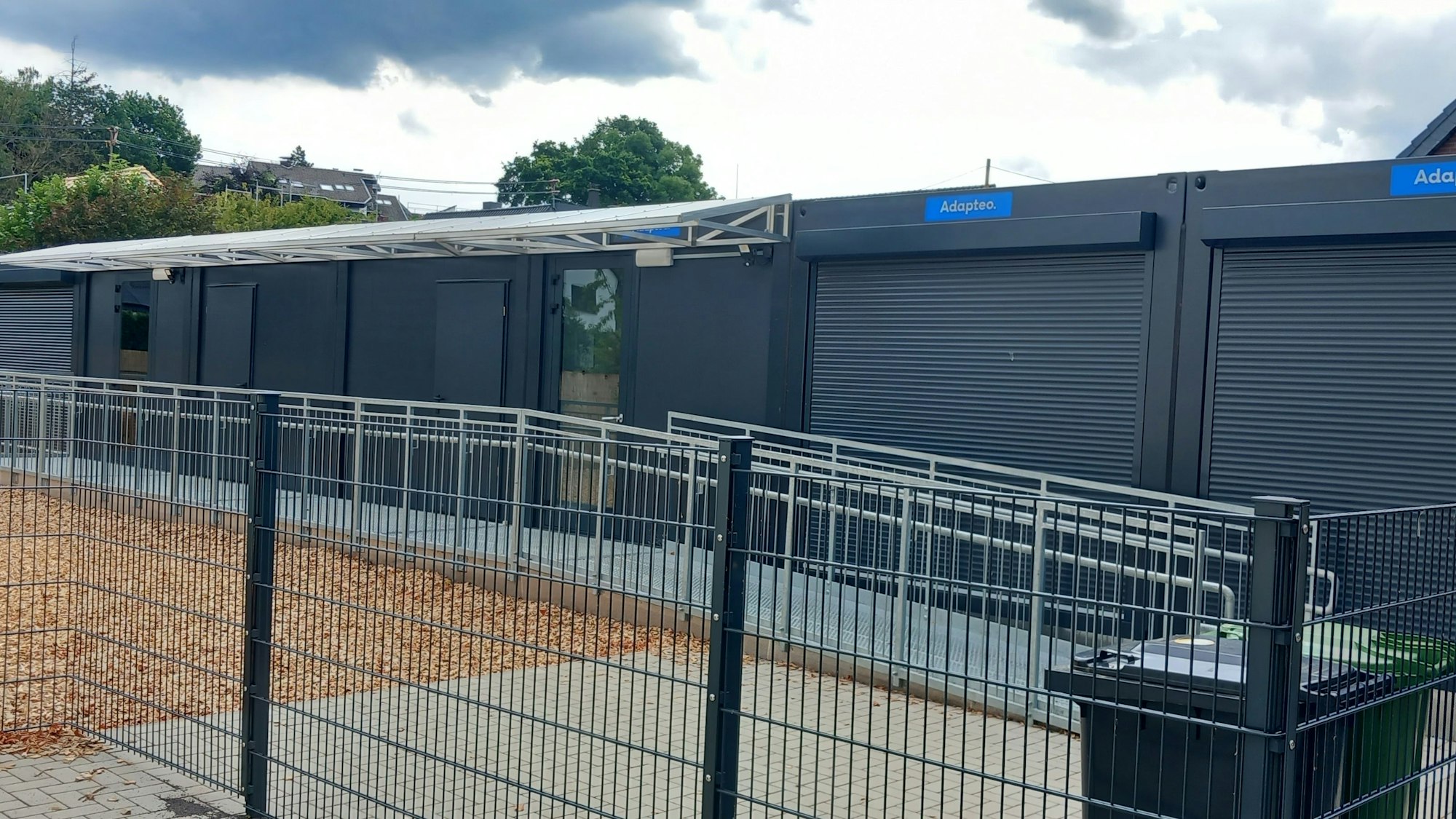 Neben der Grundschule an der Bachstraße gibt es ein Containerquartier für zwei dritte Klassen. Die Schule nennt das „Entenhausen“