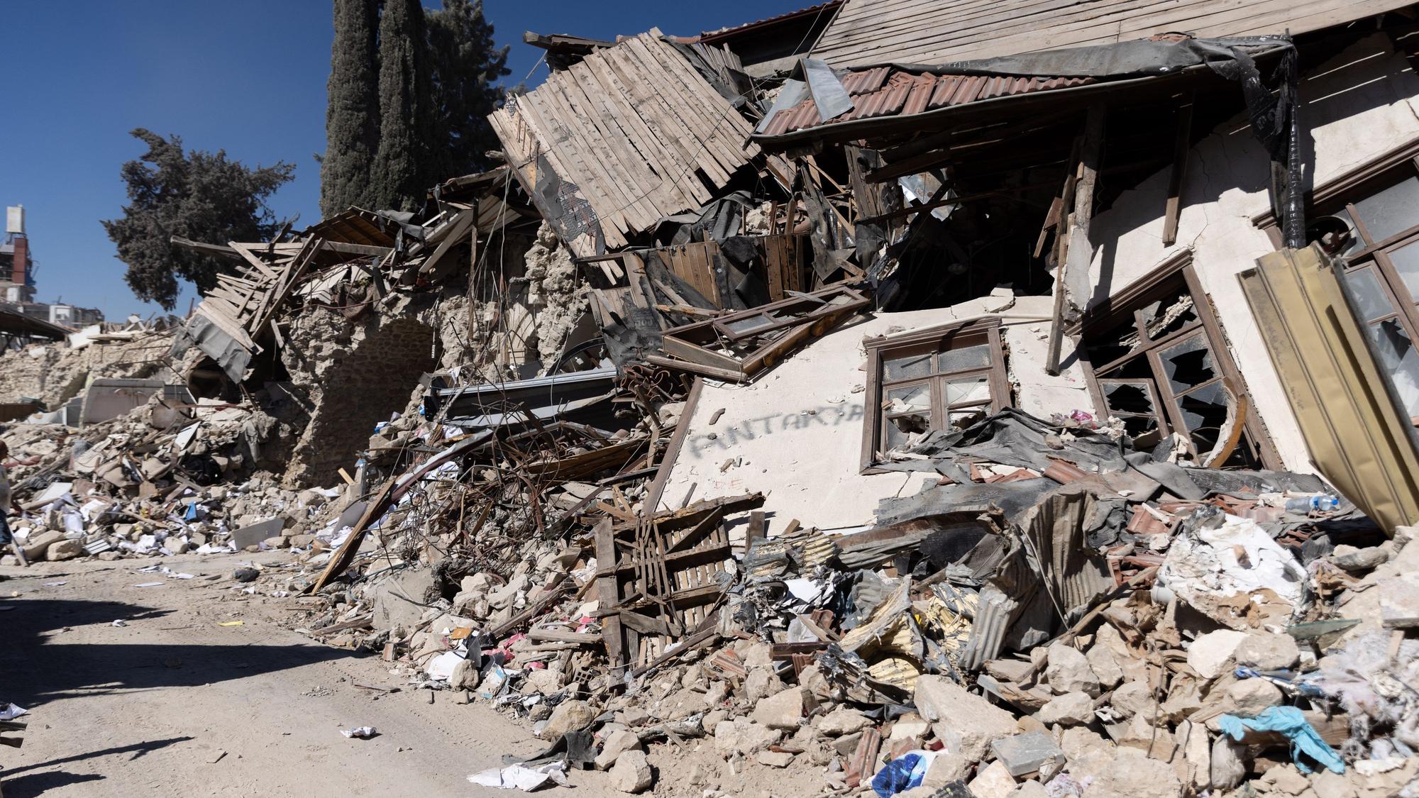 PRODUKTION - 19.07.2023, Türkei, Antakya: Trümmer liegen in der Altstadt, wo das Erdbeben vor fast sechs Monaten schwere Schäden anrichtete.
