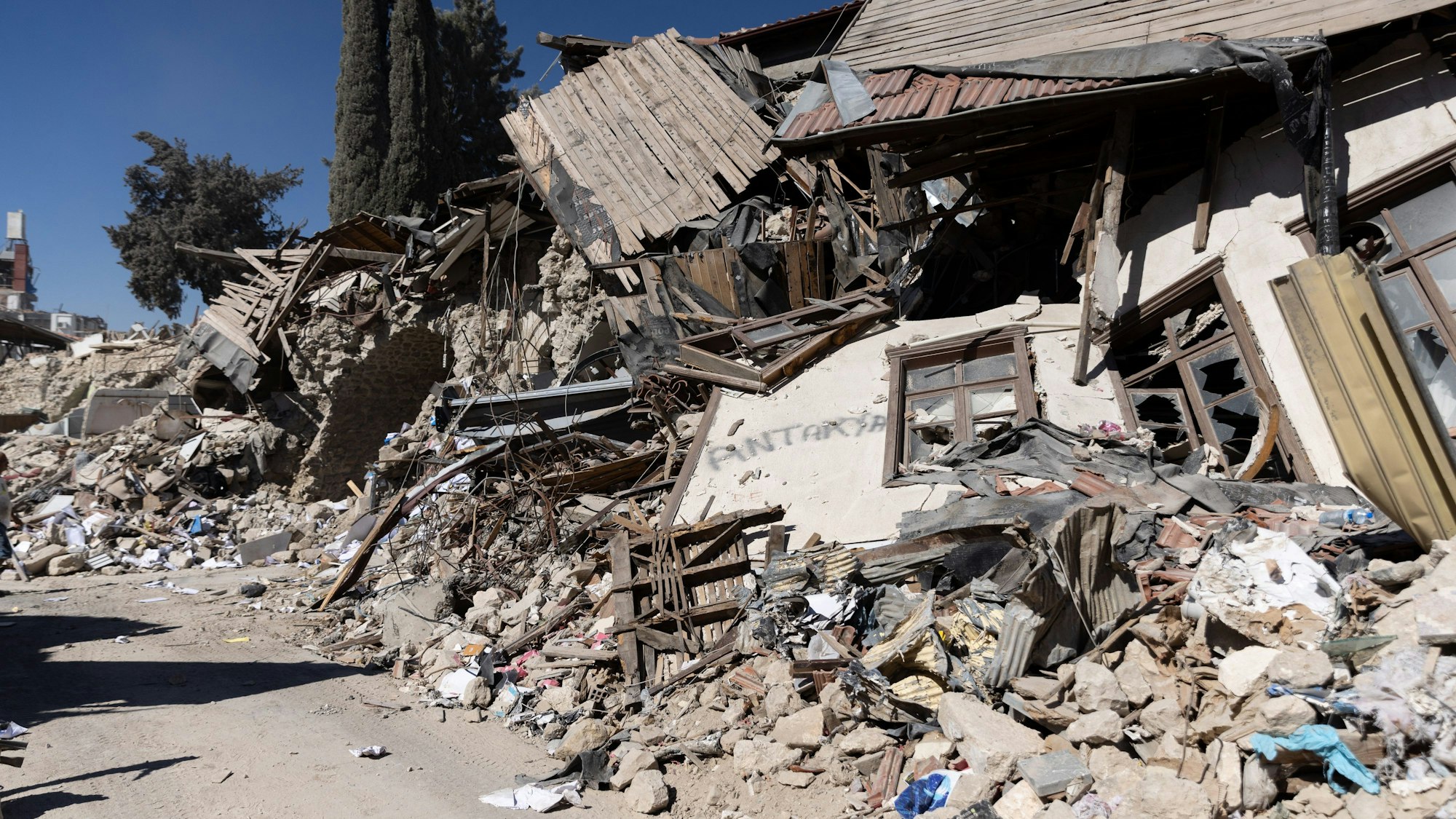 PRODUKTION - 19.07.2023, Türkei, Antakya: Trümmer liegen in der Altstadt, wo das Erdbeben vor fast sechs Monaten schwere Schäden anrichtete.