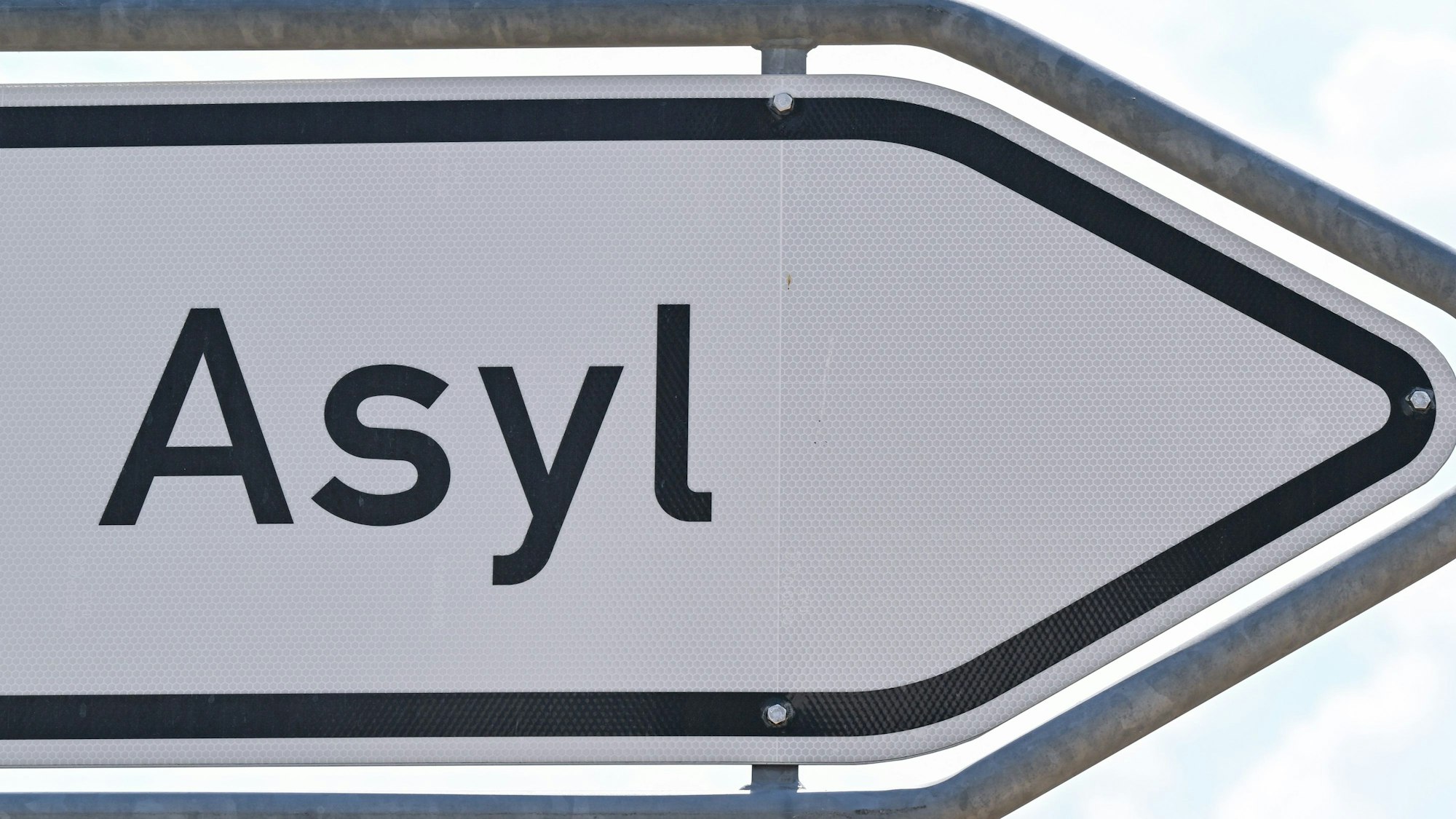 Frauen und Kinder, die vor Krieg und Hunger im Jemen fliehen wollen, haben so gut wie keine Chance.