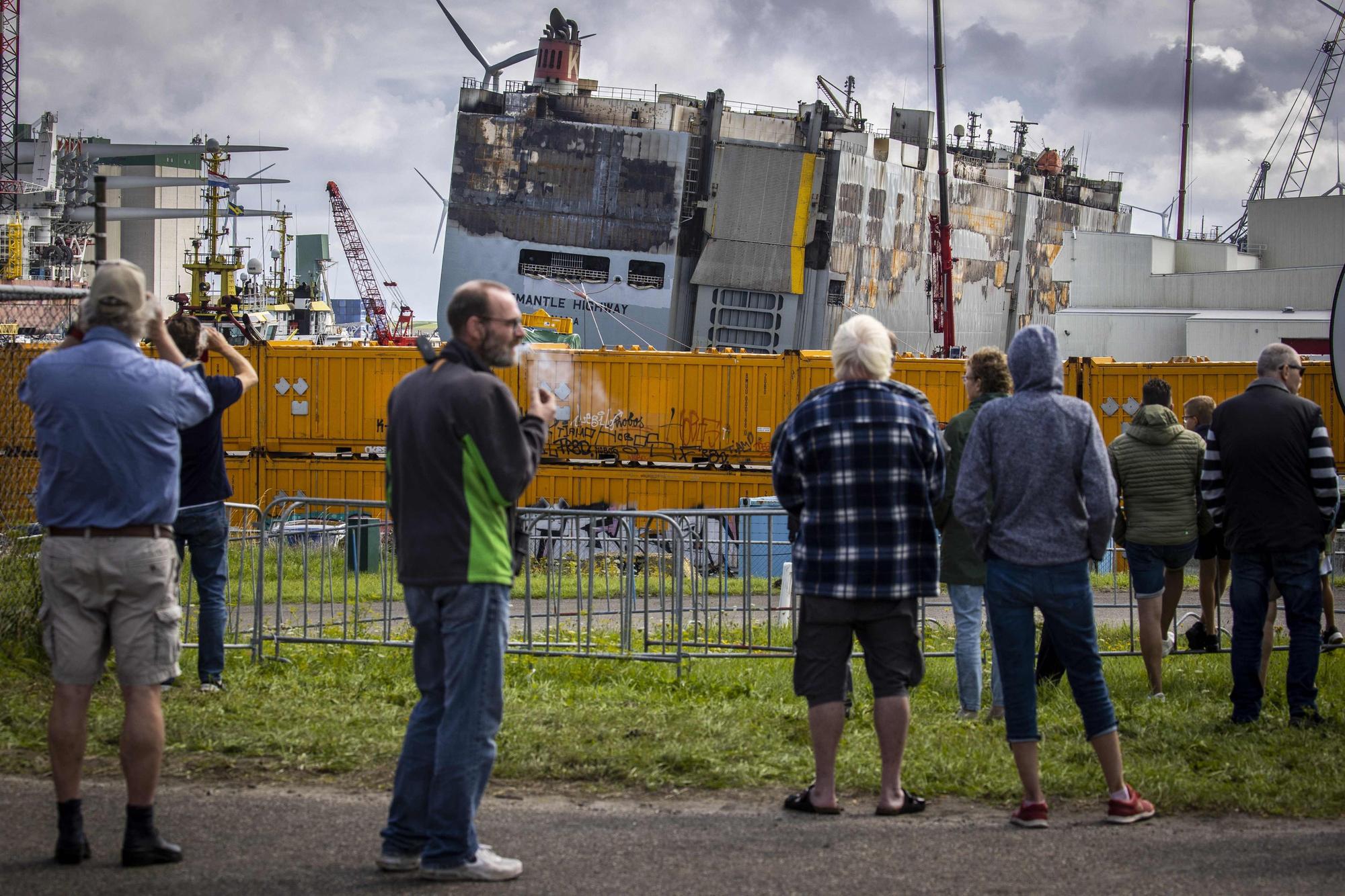 Schaulustige verfolgen die Ankunft des Schiffes.