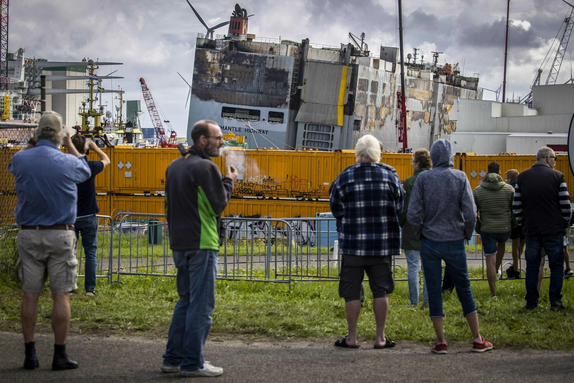 Schaulustige verfolgen die Ankunft des Schiffes.