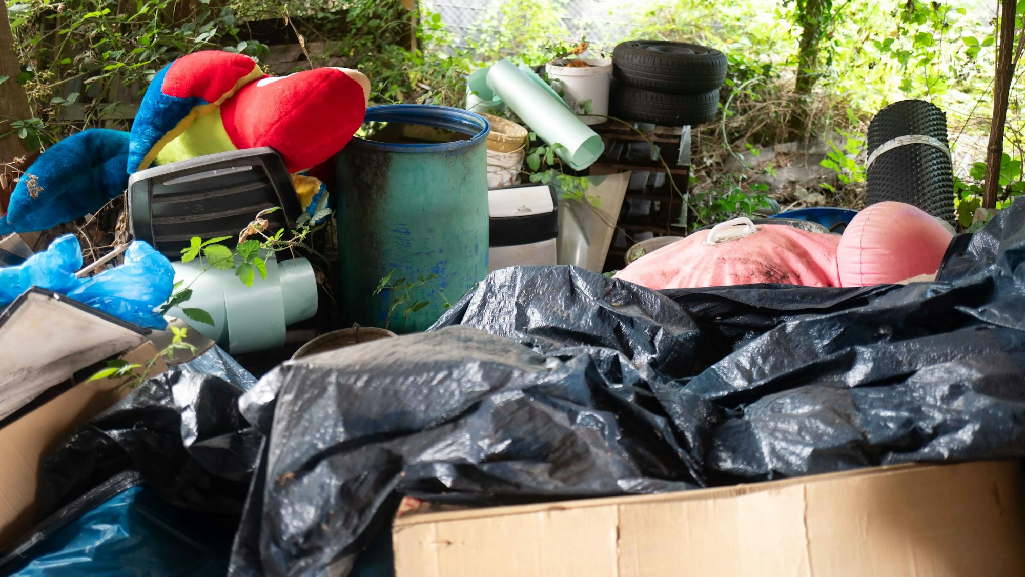 Das Bild zeigt Sperrmüll im Außenbereich des Grundstücks.