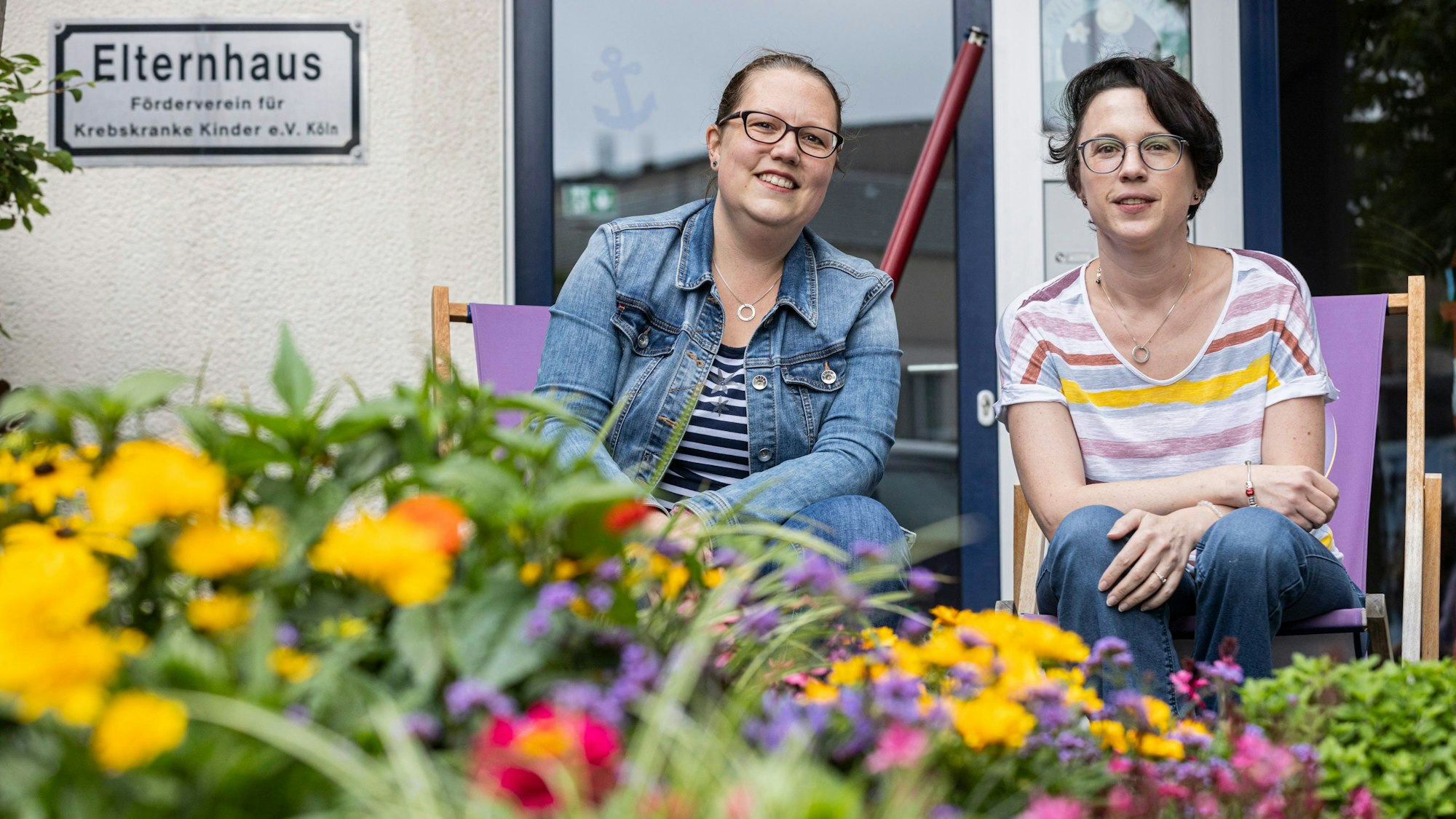 Sara Ropertz-Neumann (l.) und Romina Wichterich sitzen in Liegestühlen vor dem Elternhaus.